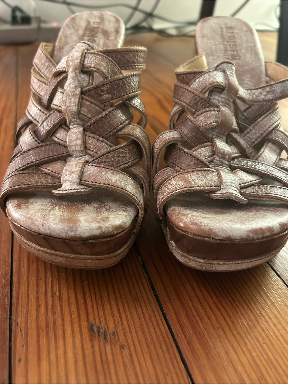 Wedge Sandals in Metallic Rose Gold - Picture 4 of 8